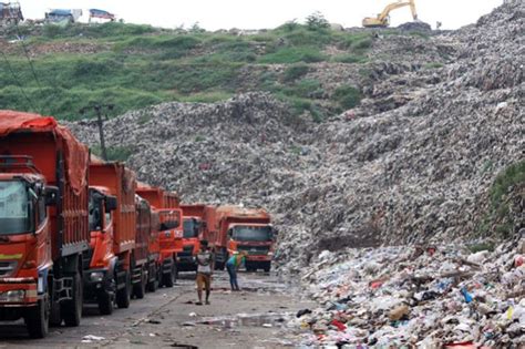 Tempat Pembuangan Sampah Terbesar Di Dunia ! TPA Bantar Gebang Jadi ...