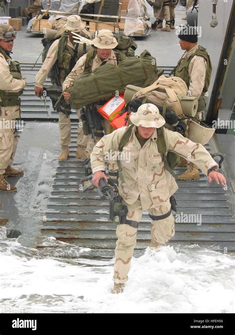 Us navy landing craft kuwait hi-res stock photography and images - Alamy