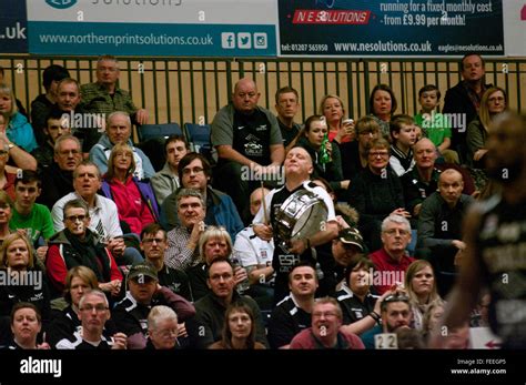 Cheering basketball crowd uk hi-res stock photography and images - Alamy