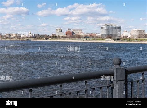 TRENTON, NJ - APRIL 5, 2018: Skyline and Capitol Building of Trenton ...