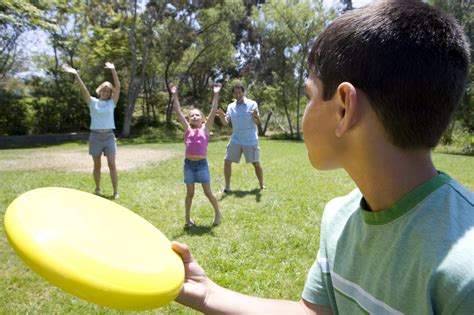 15 Frisbee games for kids - Care.com Resources