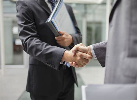 7 Tips on Proper Handshake Etiquette