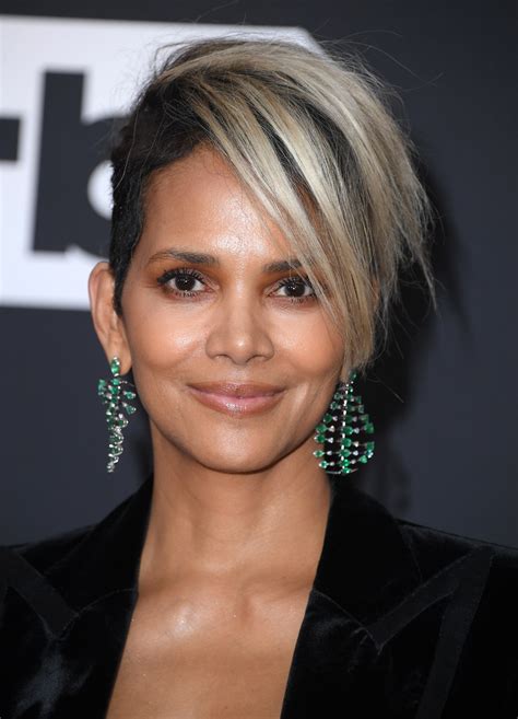 Critics Choice Awards 2022: Halle Berry Debuted a Blonde Pixie With an ...