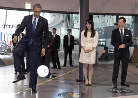 President Obama plays soccer with ASIMO the Robot - Electronic Products