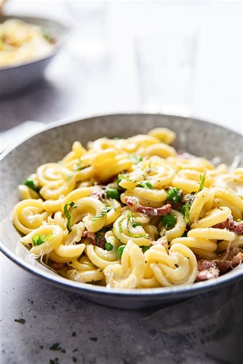 Creamy Pasta with Pancetta and Peas (VIDEO) - Vikalinka