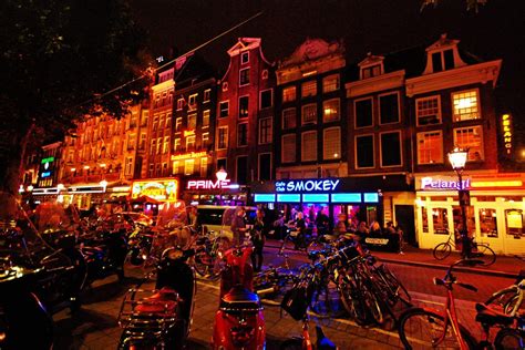 Rembrandtplein en Ámsterdam | Amsterdam travel guide, Night life, Amsterdam travel