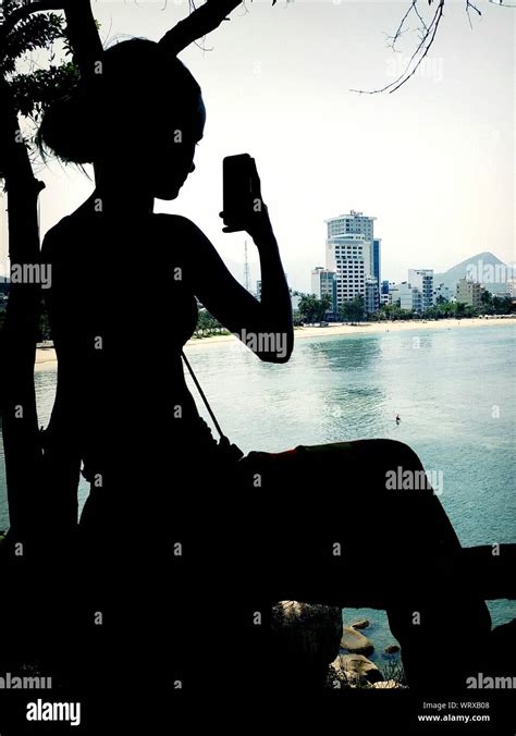 Person holding phone silhouette hi-res stock photography and images - Alamy