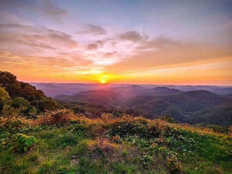 Pine Mountain, Whitesburg, Kentucky [4656x3492] [OC] : EarthPorn