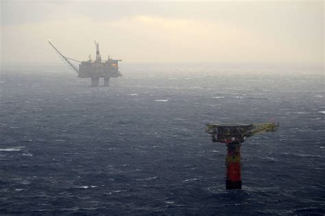 Extreme Weather Kills North Sea Oil Rig Worker - WSJ