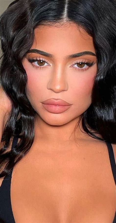 Kylie Jenner Makeup Look, Looks Kylie Jenner, Kylie Jenner Face, 90s Makeup, Matte Makeup, Hair ...