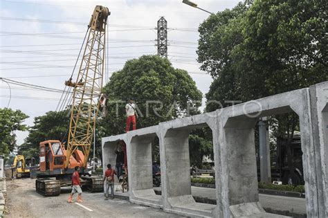 PEMBANGUNAN SALURAN DRAINASE | ANTARA Foto