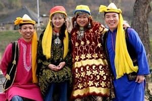 Traditional Dress of Kashmir - Costumes of Jammu and Kashmir