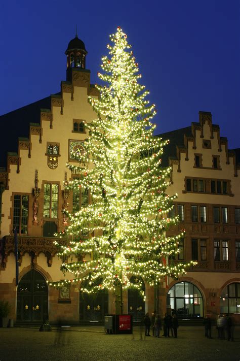 File:Weihnachtsbaum Römerberg.jpg - Wikimedia Commons