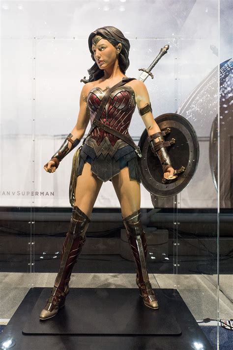 Get up close and personal with Batman v Superman costumes at NYCC | Polygon