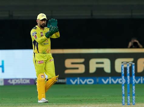 IPL 2022: MS Dhoni Steps Down From CSK Captaincy, Fans Pay Tribute ...