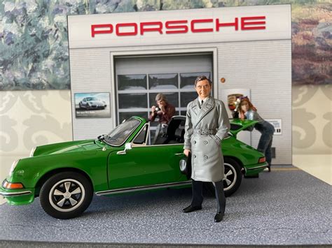 Ferdinand Porsche 911 Diorama Service Dealer - 1:18 - Porsche 911 2,4 S Targa Viper Verde 1:18 ...