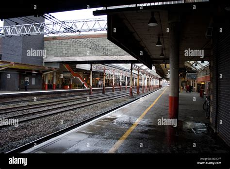 Crewe train station hi-res stock photography and images - Alamy