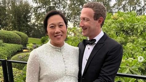 Mark Zuckerberg shares photo with pregnant wife Priscilla Chan on New ...