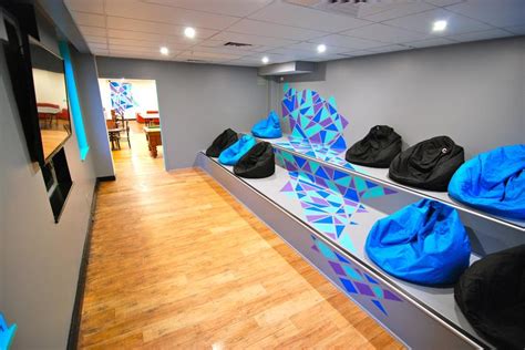 5 BEST Hostels in Melbourne (2024 Insider Guide)