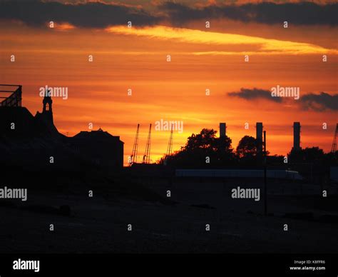 Sheerness, Kent, UK. 19th Sep, 2017. UK Weather: a glorious golden ...