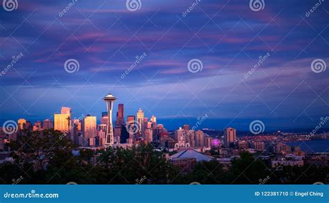 Seattle Skyline at Sunset editorial image. Image of night - 122381710