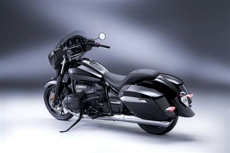 BMW R18 B - The "B" Stands for Bagger - Asphalt & Rubber