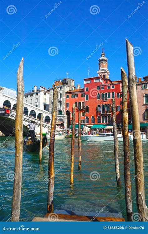 Gondola E Ponte Famoso Di Rialto a Venezia, Italia Fotografia Stock - Immagine di attrazione ...