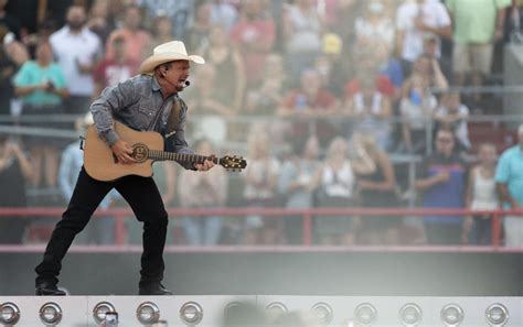 Garth Brooks concert gives glimpse of beer sales in Memorial Stadium