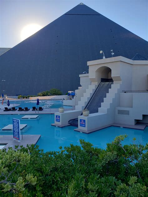 The Luxor Pool (x-post from r/vegas) : r/VaporwaveAesthetics