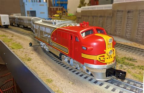 Review: Lionel Super Chief LionChief Santa Fe toy train set - Trains