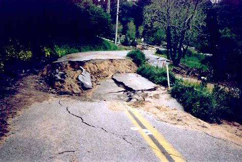 Maps showing locations of damaging landslides caused by El Niño ...