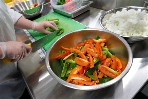 Photos: Quantity Foods Practicum in Food Lab – Inside UW-Green Bay News