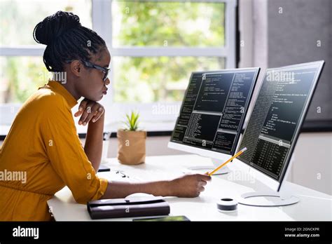 Coder black woman hi-res stock photography and images - Alamy