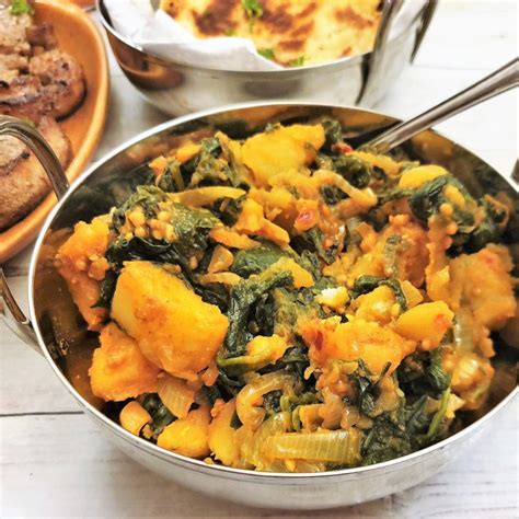 Easy saag aloo (spinach and potato curry) - Foodle Club