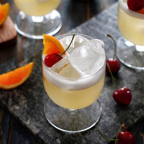 Amaretto Sour Recipe | Absolut Drinks