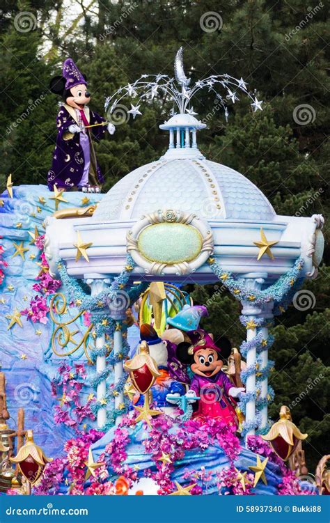 Mickey En Minnie Mouse in Disneyland Parijs Op Parade Redactionele ...