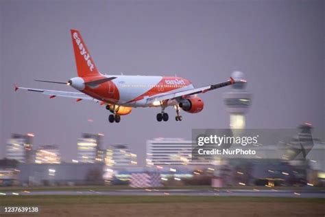 206 Easyjet Airbus A319 Stock Photos, High-Res Pictures, and Images ...