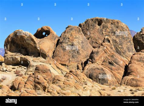 Arch loop rock from a distance at Alabama Hills in Lone Pine ...