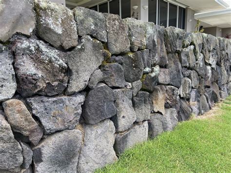 The Art of Hawaiian Rock Wall Construction - Horizon Guest House