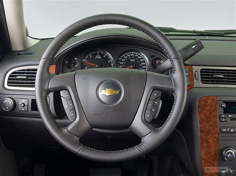 2007 Chevrolet Suburban Pictures: Steering Wheel | U.S. News & World Report