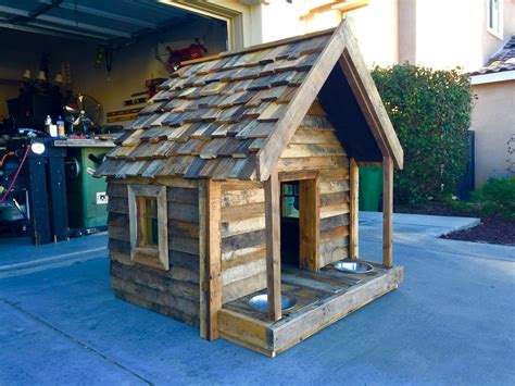 Pallet dog house made with pallet wood and 2x4's and plywood structure. | Dog house diy, Cool ...