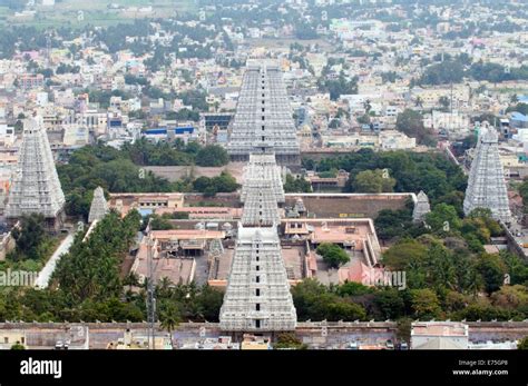 L'étendue complète du Seigneur Shiva Temple à Tiruvannamalai au pied de ...