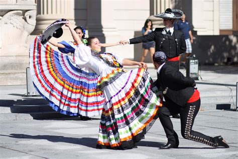 File:Baile folklórico dancers at Yale 2, October 17, 2008.jpg ...