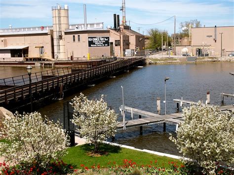 Neenah Riverwalk | Downtown Neenah, WI on the Fox River. | Joe ...