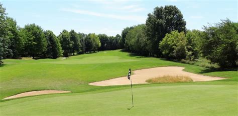 Golfing at Brentwood Golf Club & Banquet Center