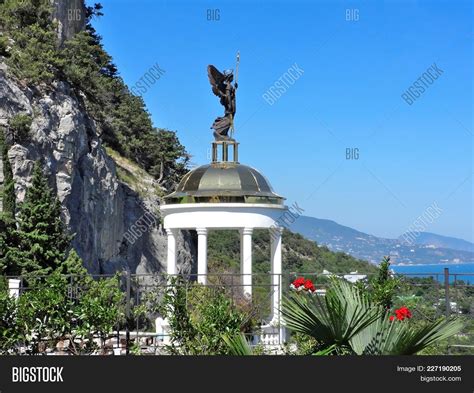 Rotunda Sculpture Image & Photo (Free Trial) | Bigstock