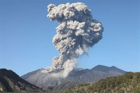 Sakurajima Volcano, Vulcanian Eruption column | Volcano, Earth, Natural ...