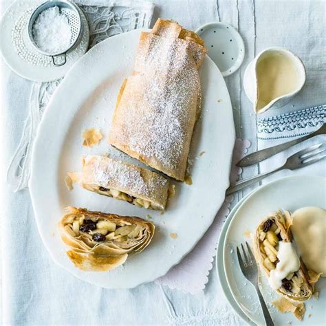 Apfelstrudel mit Vanillesauce | Rezept | Apfelstrudel mit vanillesauce, Lebensmittel essen ...