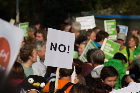 How to make the best protest sign | Popular Science