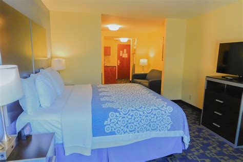 Days Inn & Suites by Wyndham Pocahontas | Pocahontas, AR Hotels